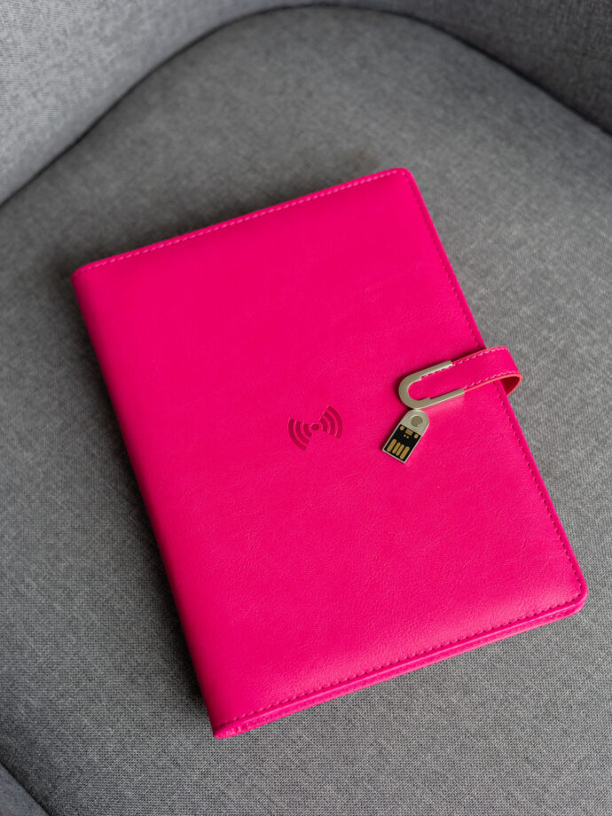 Smart блокнот London в рожевому кольорі павербанк 8 000 mAh