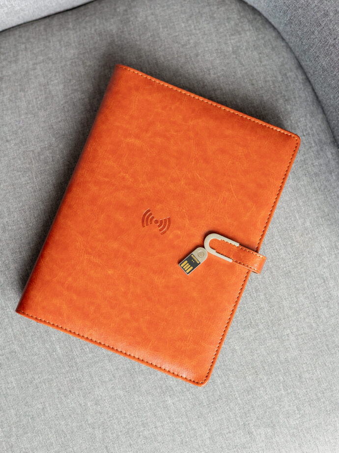 Smart блокнот London в помаранчевому кольорі павербанк 8 000 mAh