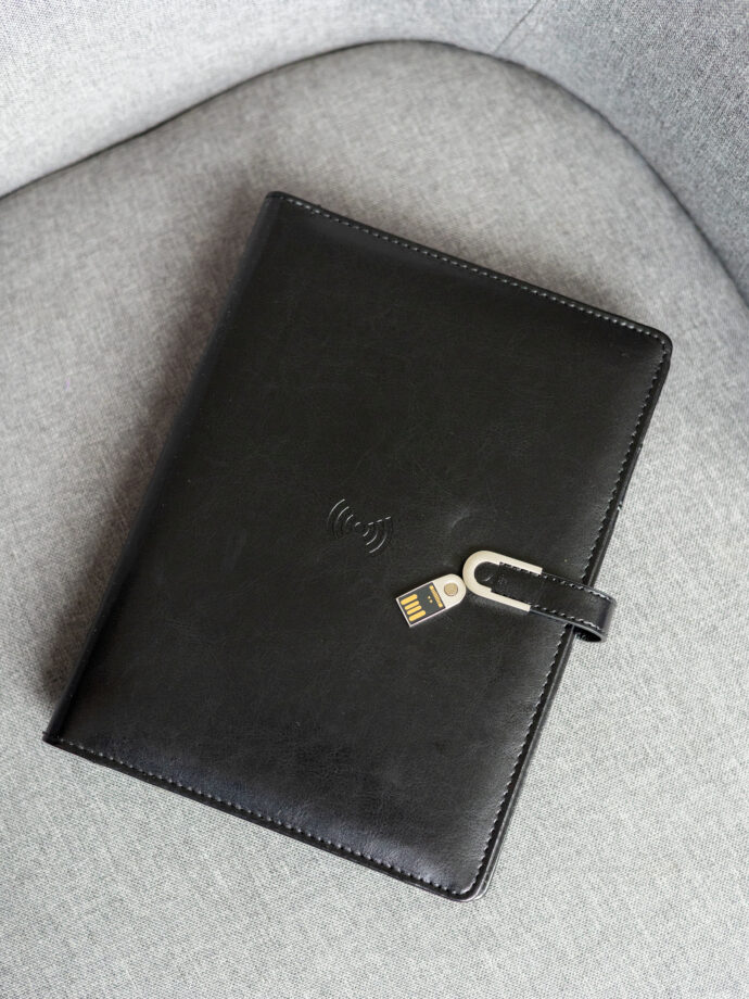 Smart блокнот з зарядкою Еко-шкіра глянець в чорному кольорі павербанк 10000 mAh