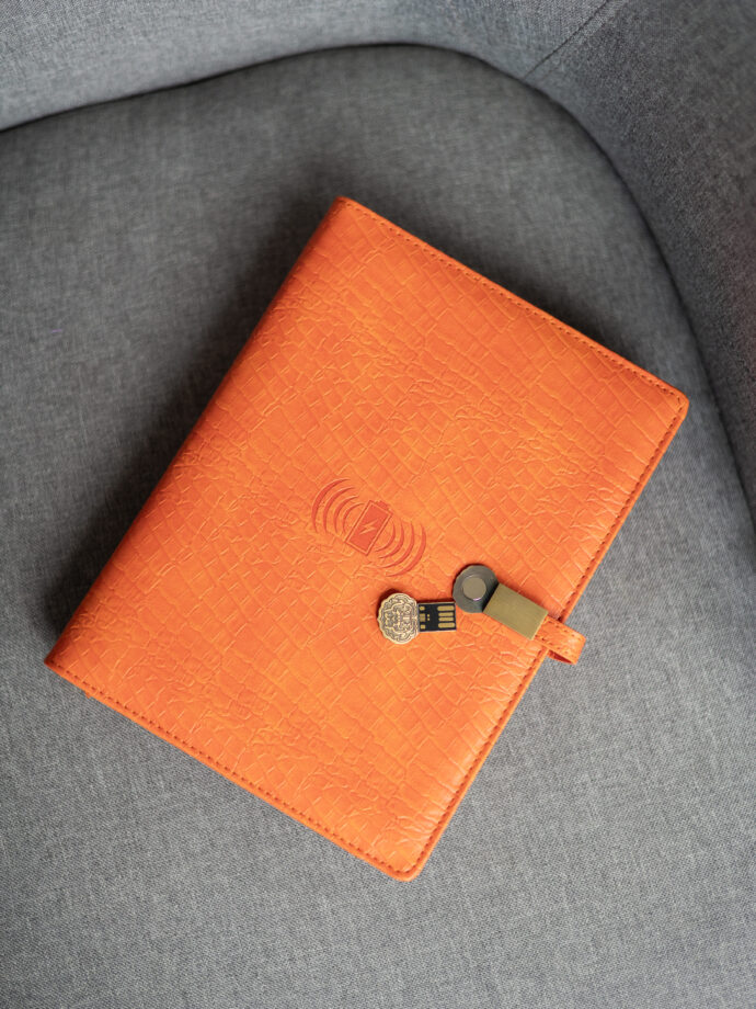 Smart блокнот Cobra помаранчевого кольору павербанк 10000 mAh